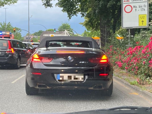 Bei jedem kleinen Bremsen gehen die Blinker (permanent) mit an. Soll das so oder ist da was kaputt?