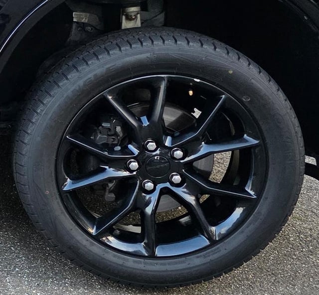 Hat/kennt jemand zufällig einen Jeep mit folgenden Felgen ab Werk?