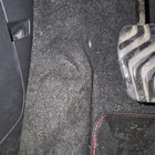 Fußablage vor Kauf zerbrochen. Ist das ein Garantiefall für den Händler? Wurde hier gepfuscht? Nissan Micra K14, Gebrautwagen