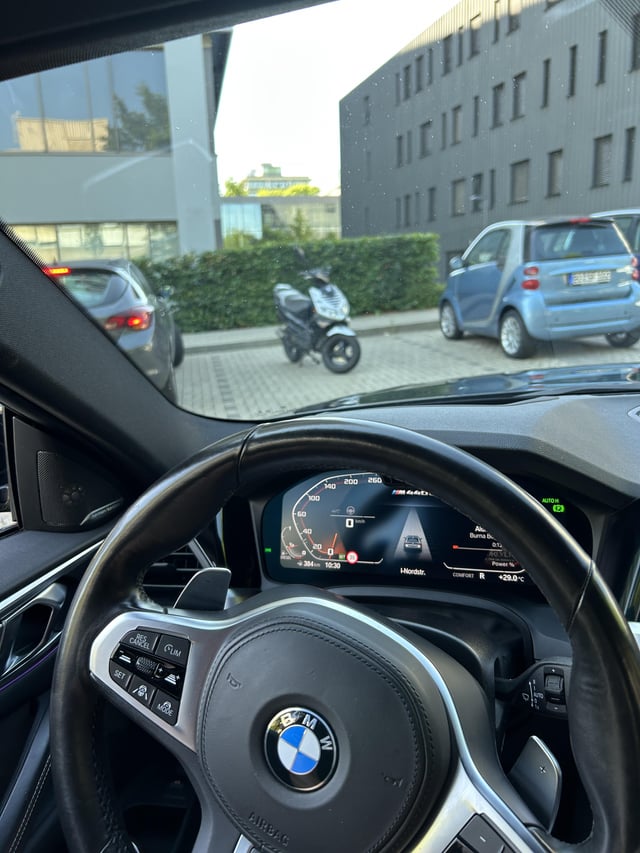 Gibt halt extra roller / Motorrad Parkplätze an der uni